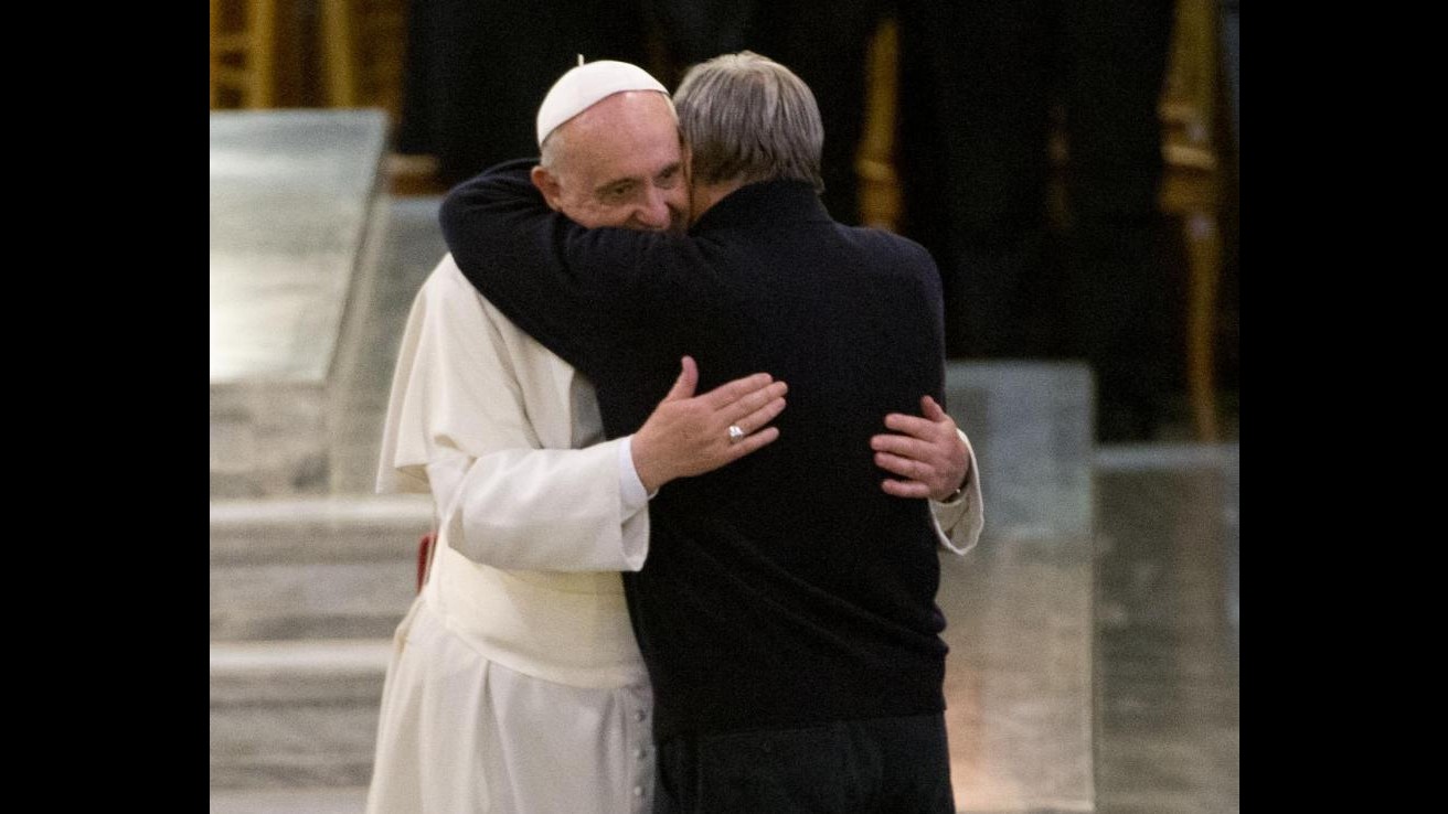 Papa Francesco ai mafiosi: Vi chiedo in ginocchio, convertitevi. Solidarietà a famiglie di vittime