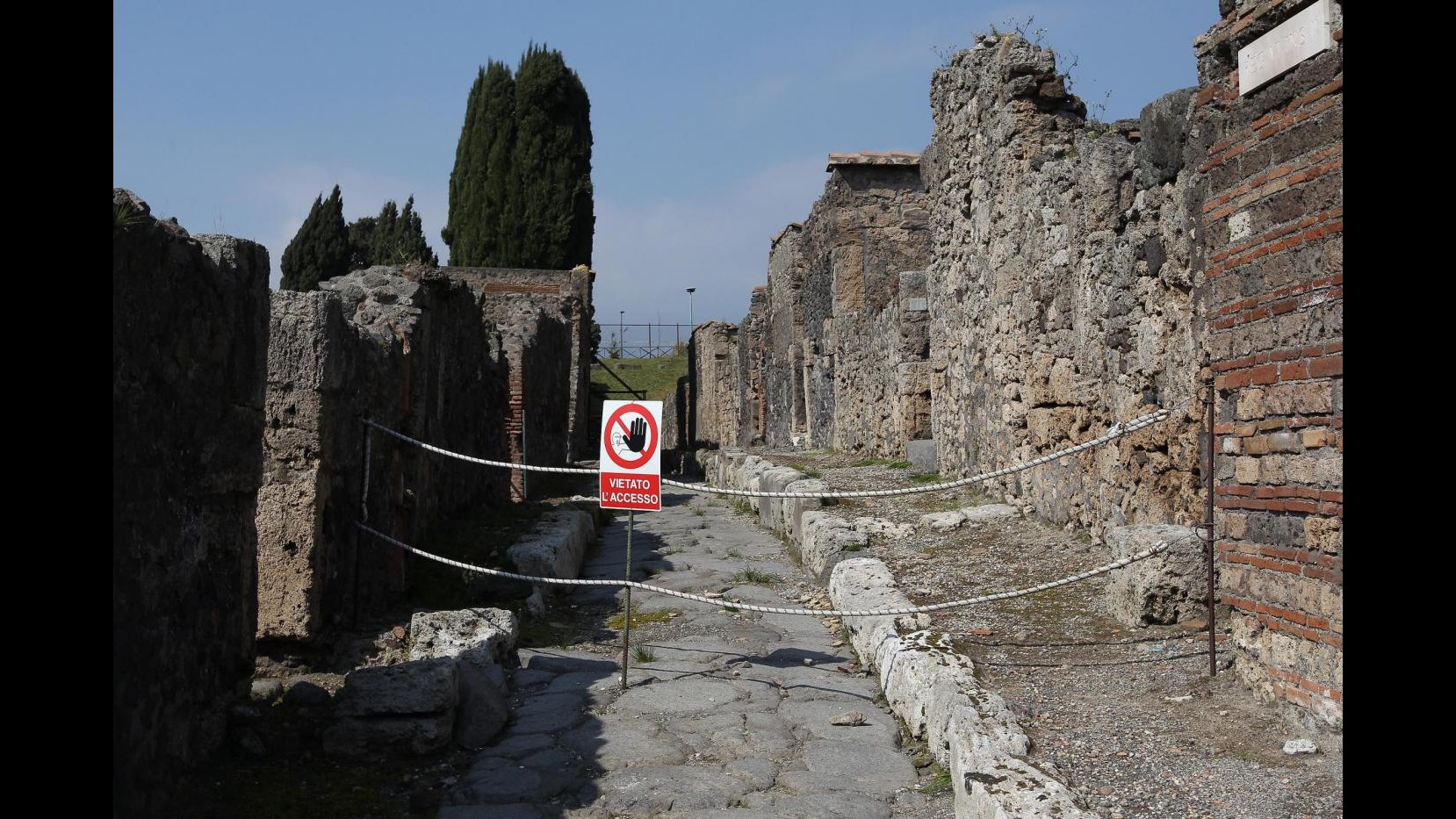 Pompei, nuovo crollo agli scavi: cede porzione di muro in domus