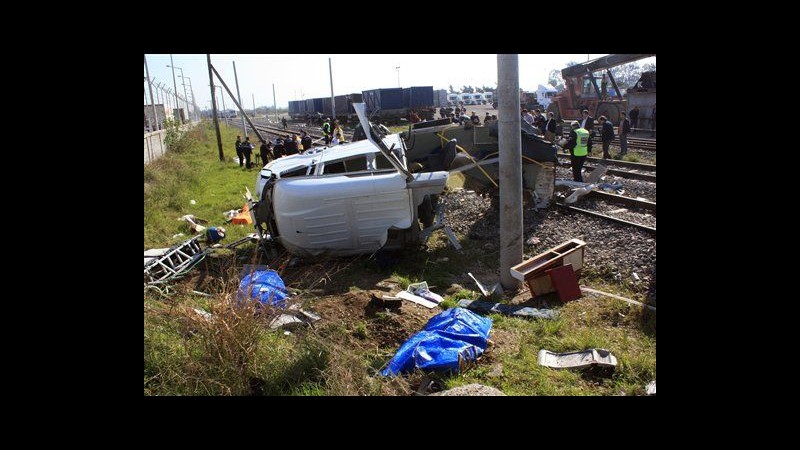 Turchia, scontro tra treno e minibus vicino Mersin: 9 morti