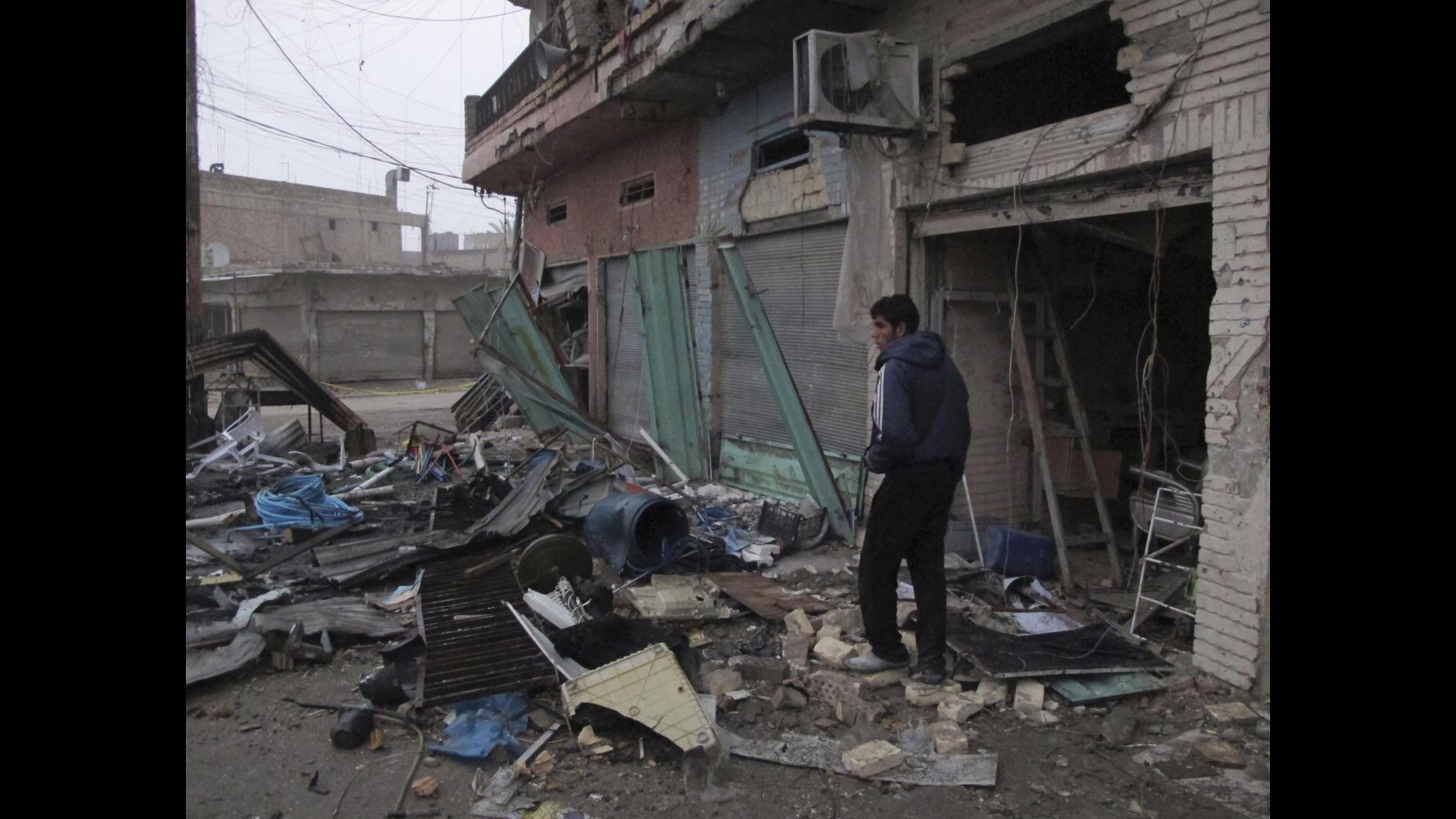 Iraq, 12 morti e 38 feriti in attacco suicida in bar di Baghdad
