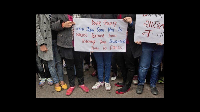 India, in tribunale 5 sospetti per stupro 23enne: caos in aula