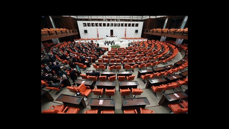Turchia, scandalo corruzione: Akp blocca lettura atti in Parlamento