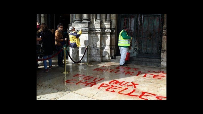 Francia, basilica Sacre Coeur a Parigi imbrattata da vandali