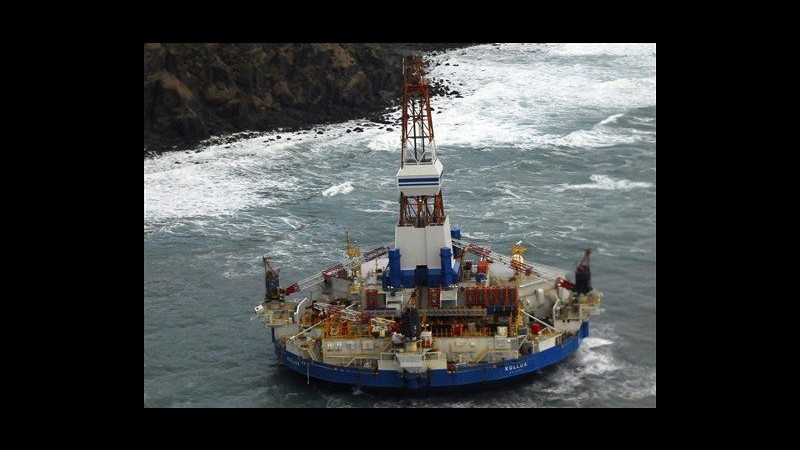 Usa, disincagliata la chiatta petrolifera di Shell arenata in Alaska