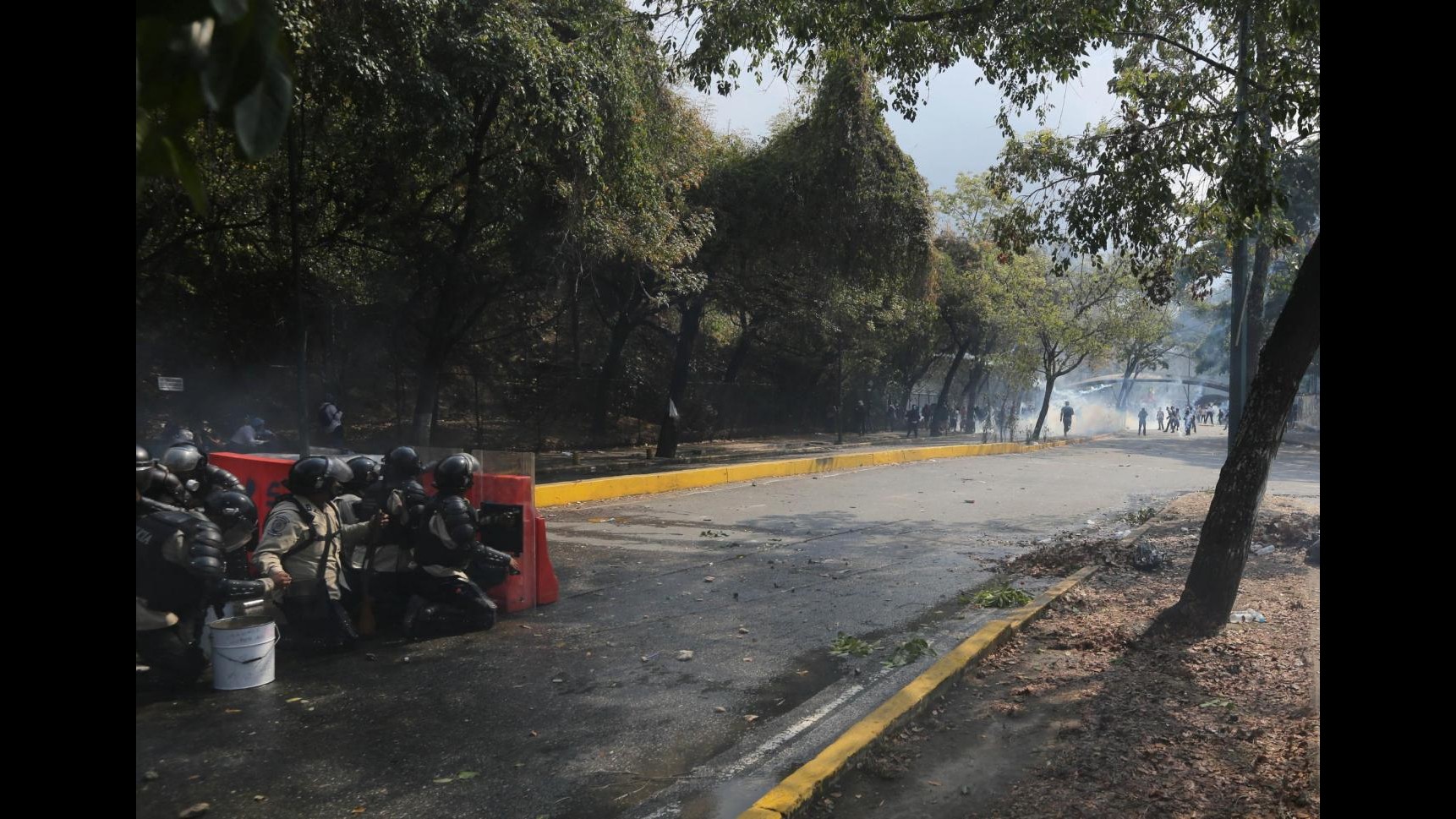 Venezuela, operaio comune Caracas ucciso in strada, rimuoveva barricate