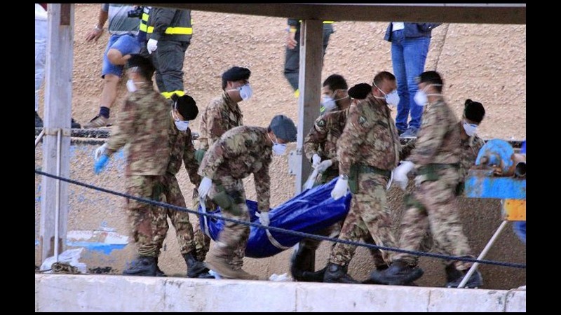 Sbarchi, tra i migranti soccorsi un cadavere e un intossicato
