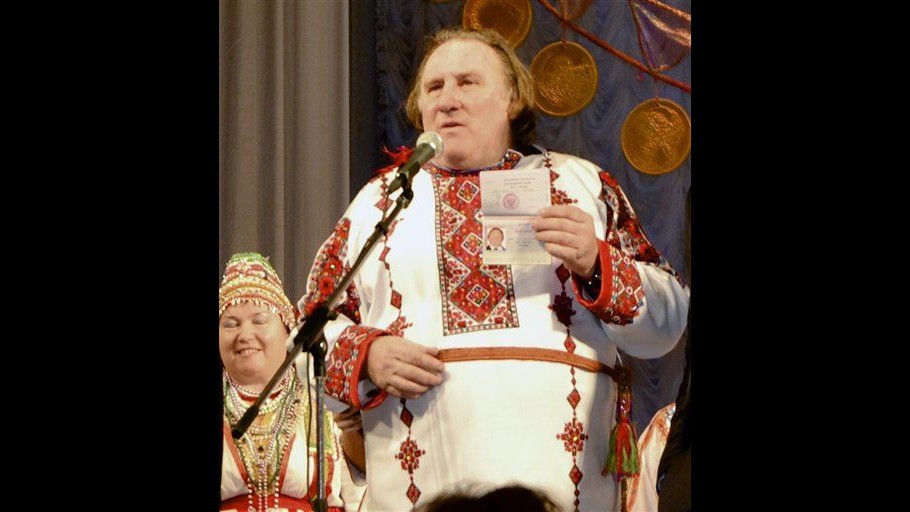 Depardieu accolto da eroe in Russia, governatore locale gli offre casa