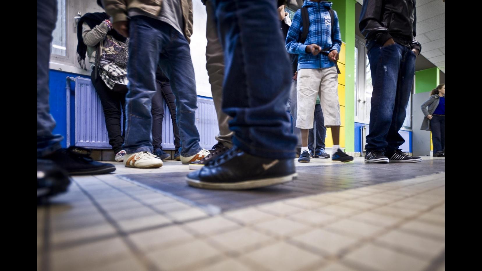 Caserta, due minorenni aggrediscono compagno di scuola per razzismo