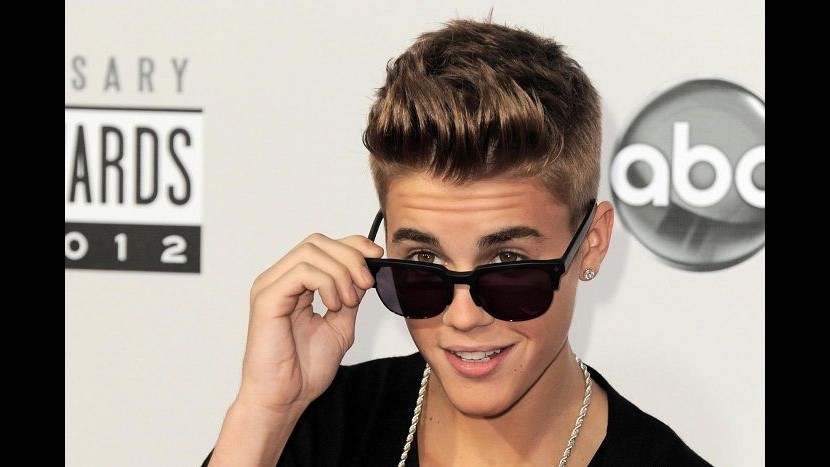 Usa, Justin Bieber nei guai: beccato a farsi una canna a party privato