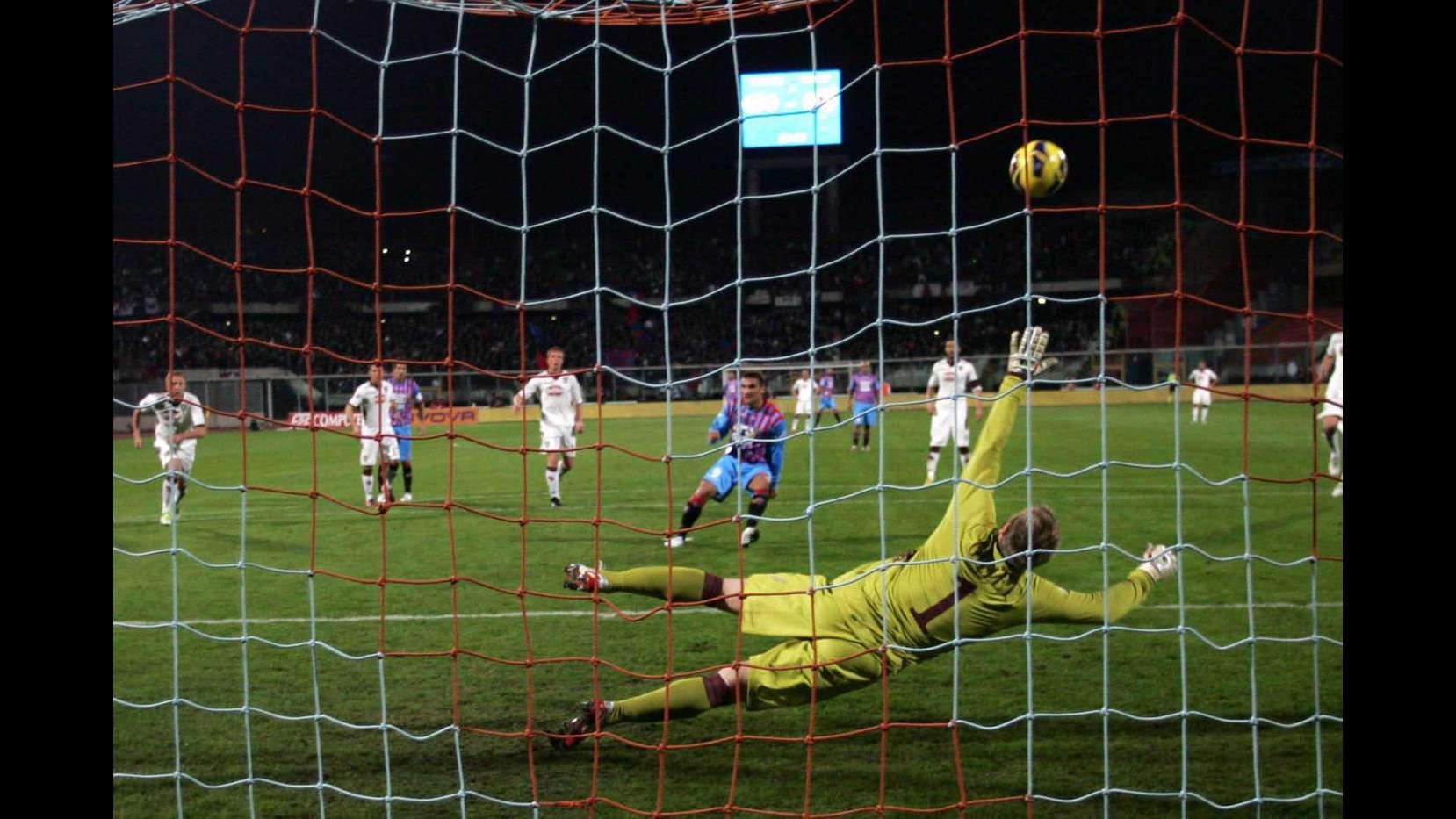 Serie A, Catania-Toro 0-0: Lodi espulso, Bergessio sbaglia rigore