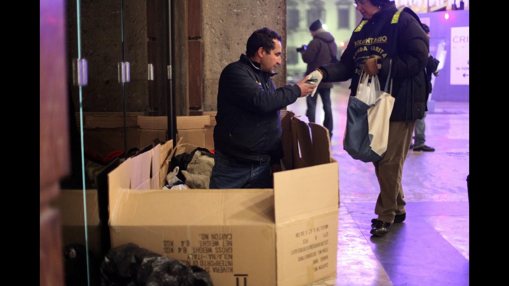 Milano, 100 senzatetto a pranzo per la Befana, serviti da volti noti