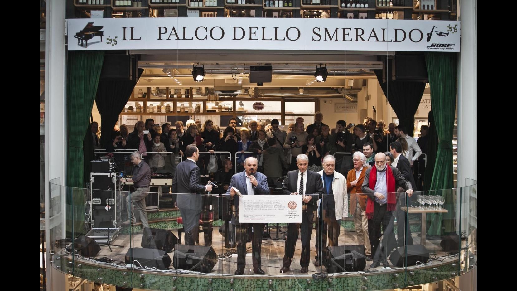 Eataly inaugura nuovo store a Milano, cittadini in coda