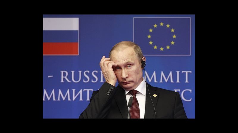 Putin firma per annessione Crimea. Alle 12 parla al Parlamento russo