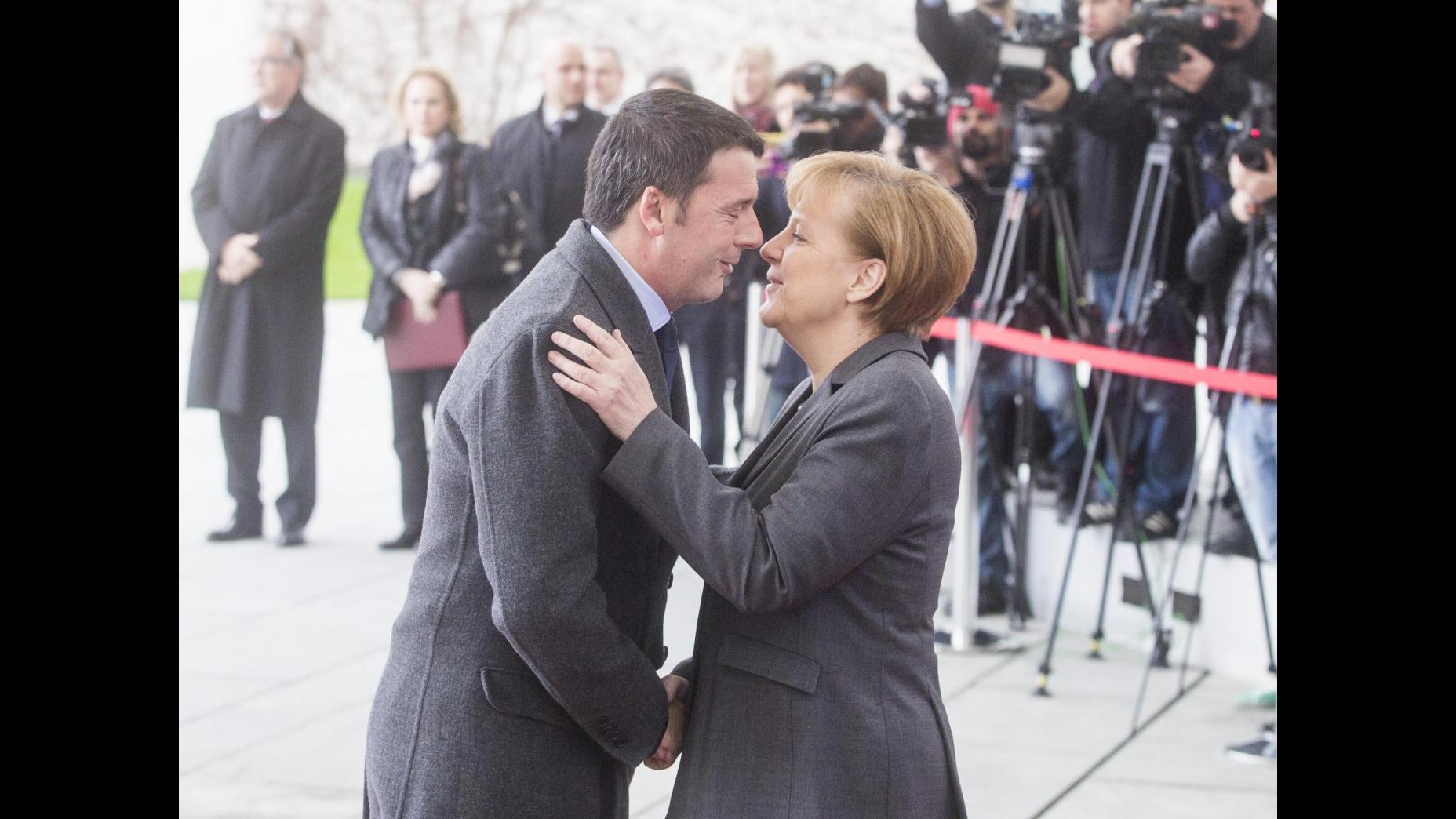 Renzi a Berlino impressiona Merkel: Cambiare l’Italia per cambiare l’Europa