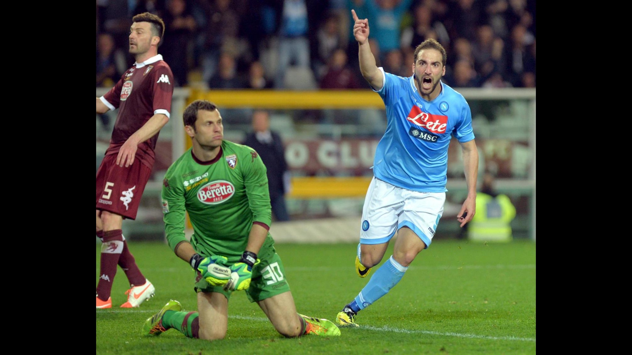 Serie A, Higuain beffa Torino al 90′ tra la polemiche: Napoli continua rincorsa al 2° posto