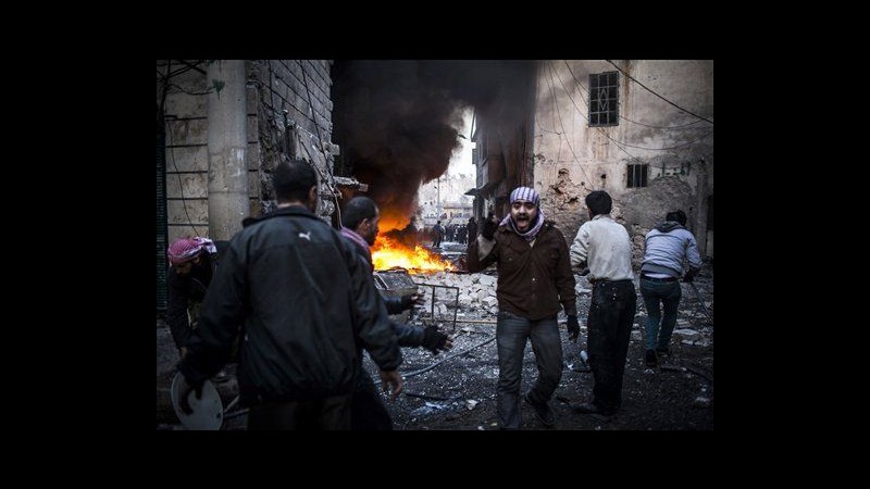 Siria, regime bombarda sobborghi Damasco con aerei da guerra