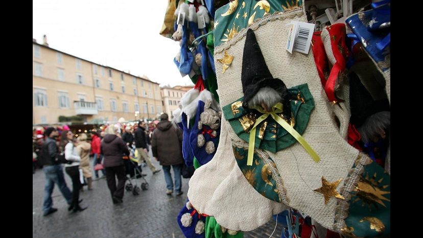 Confesercenti-Swg: Per la calza della Befana si spenderanno 1,8 mld