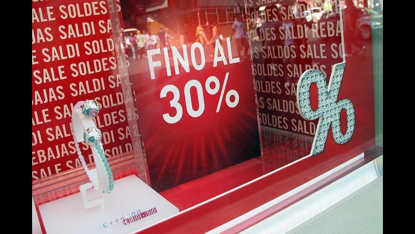 Saldi, Confcommercio: Acquisti per 6 italiani su 10, calo dell’8%