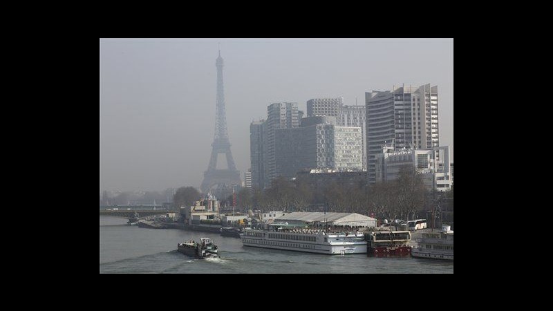 Allarme smog: al via a Parigi le targhe alterne, prima volta dal ’97
