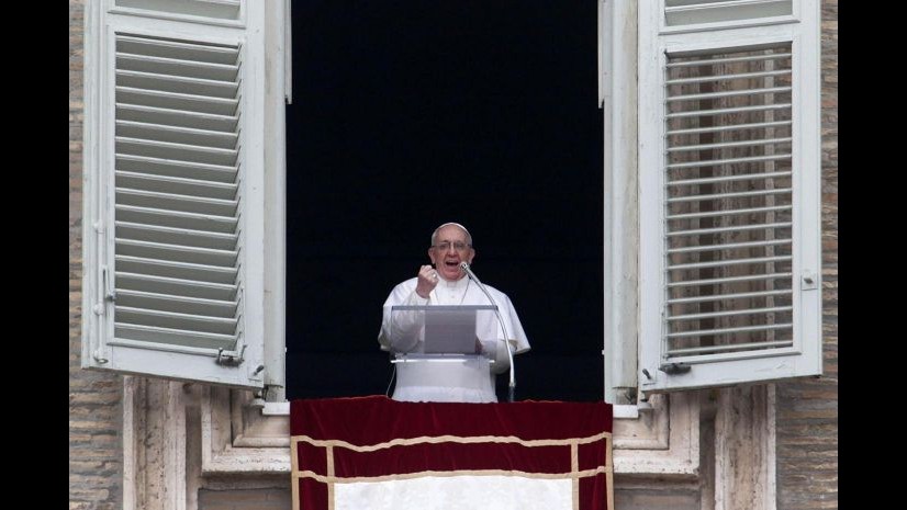 Papa ai fedeli: Vangelo sempre in tascaper ascoltare la voce di Gesù