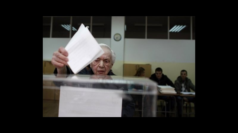 Serbia al voto per le legislative, Vucic favorito come premier