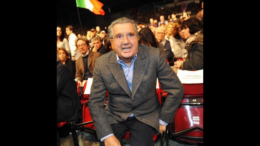 De Benedetti si rompe una gamba in vacanza in Birmania