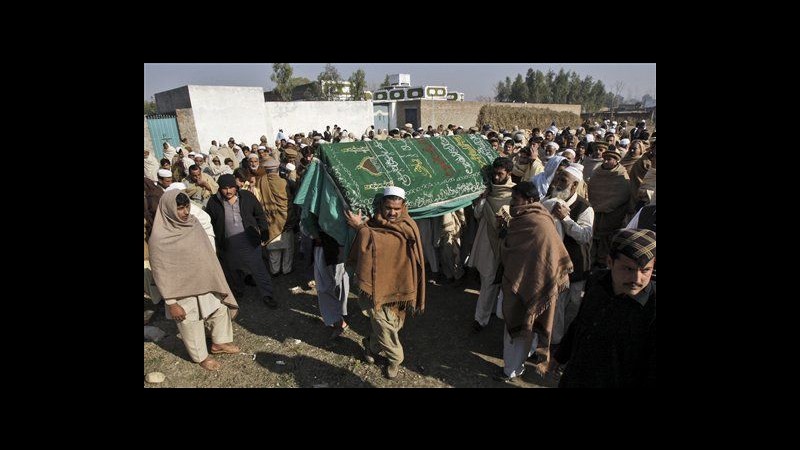 Pakistan, centinaia a funerali di maestre e operatori sanitari uccisi