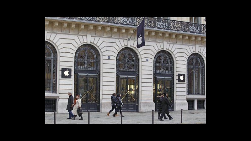 Capodanno, maxi-furto in negozio Apple Parigi durante festeggiamenti