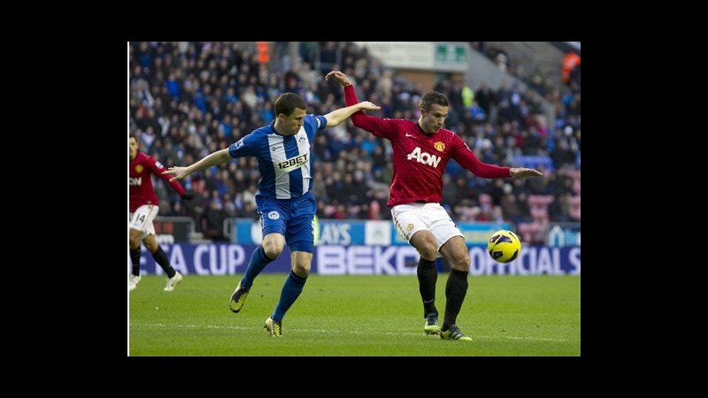 Premier League, vincono i due Manchester. Van Persie super
