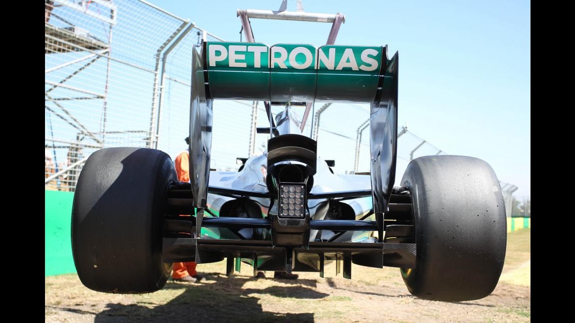 F1, Gp Australia: prima pole Mondiale a Hamilton. Alonso quinto, delusione Raikkonen