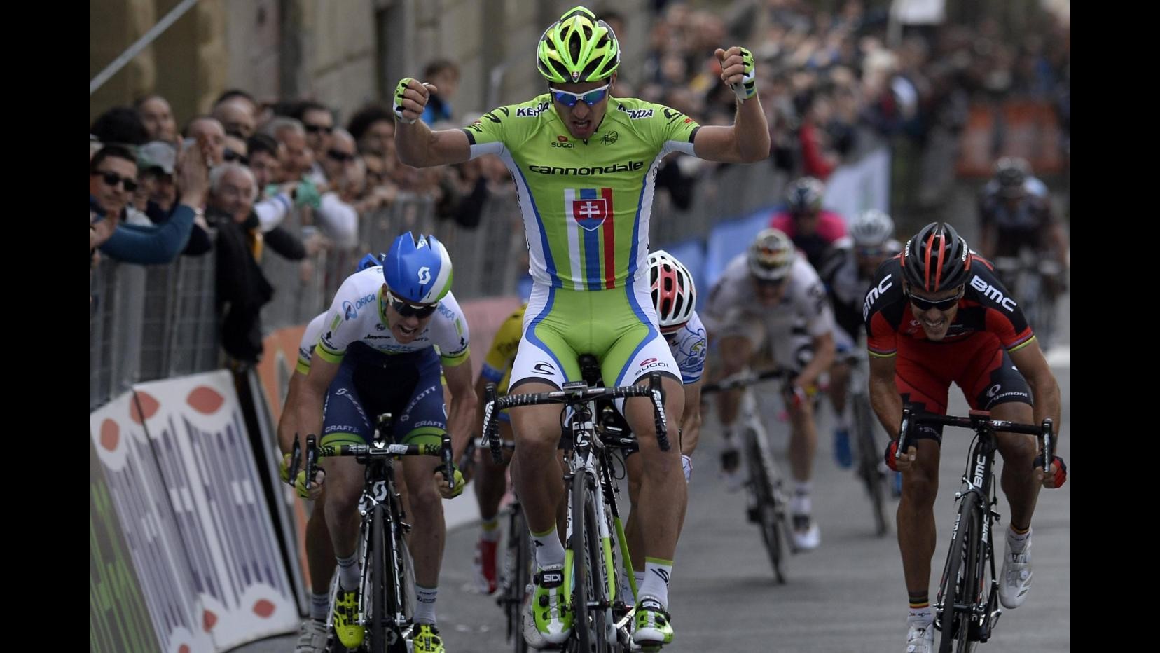 Ciclismo, Tirreno-Adriatico: Sagan vince 3/a tappa, Kwiatkowski leader