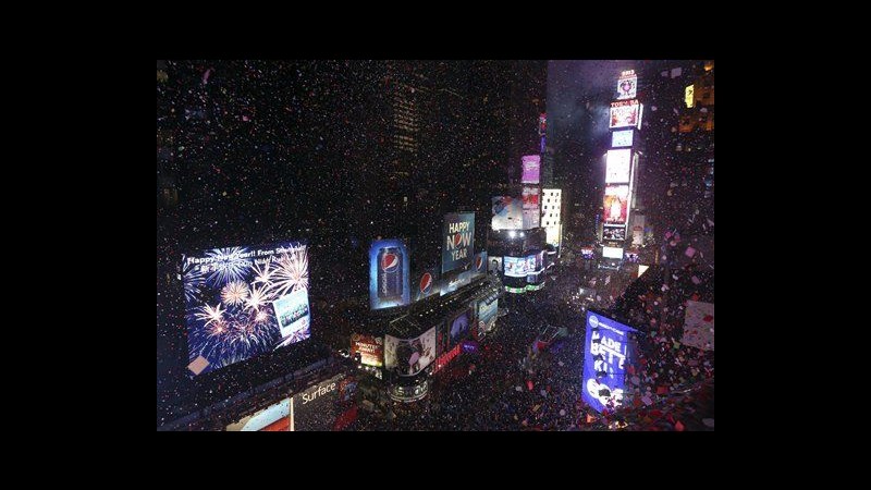 Capodanno, a New York festa a Times Square: classico bacio a mezzanotte