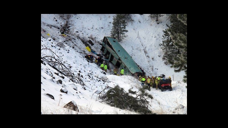 Usa, pullman fuori strada per il ghiaccio in Oregon: 9 morti