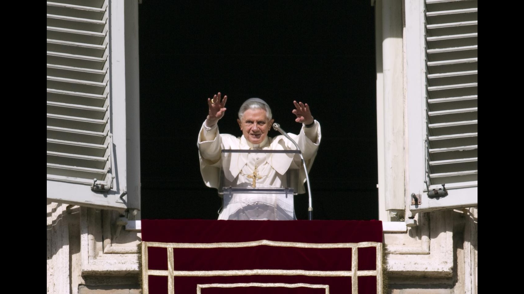 Benedetto XVI: Genitori sono educatori, non padroni dei figli