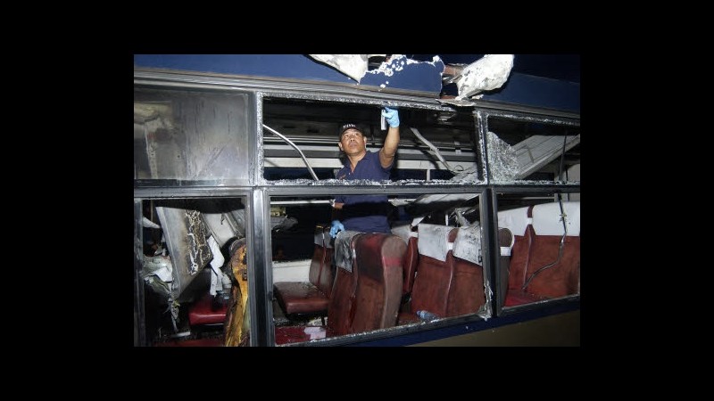 Filippine, bomba esplode su pullman nel sud: 7 feriti