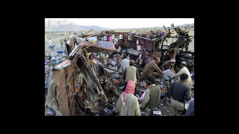 Pakistan, kamikaze contro bus di pellegrini sciiti: 17 morti