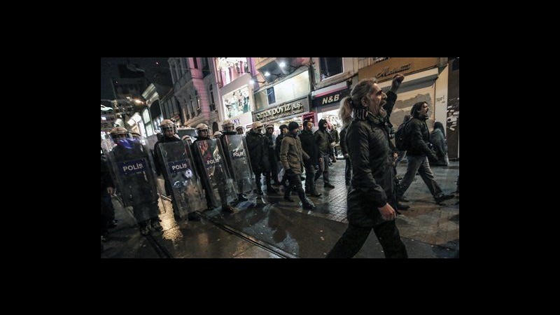Turchia, in migliaia a Istanbul per funerale 15enne ucciso a Gezi Park