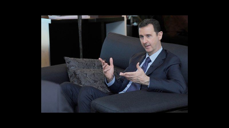 Siria, Assad fa visita a sfollati in sobborgo a nordest di Damasco