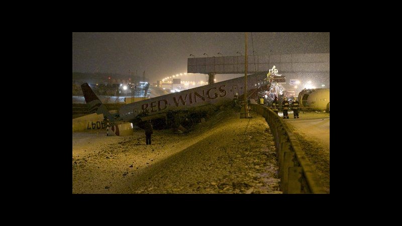 Russia, aereo passeggeri esce di pista in aeroporto di Mosca: 4 morti