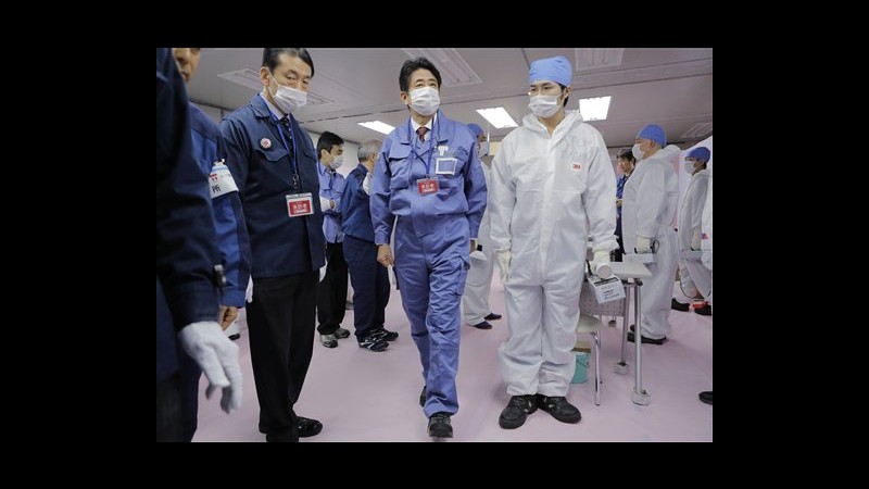 Giappone, premier Shinzo Abe in visita a centrale di Fukushima
