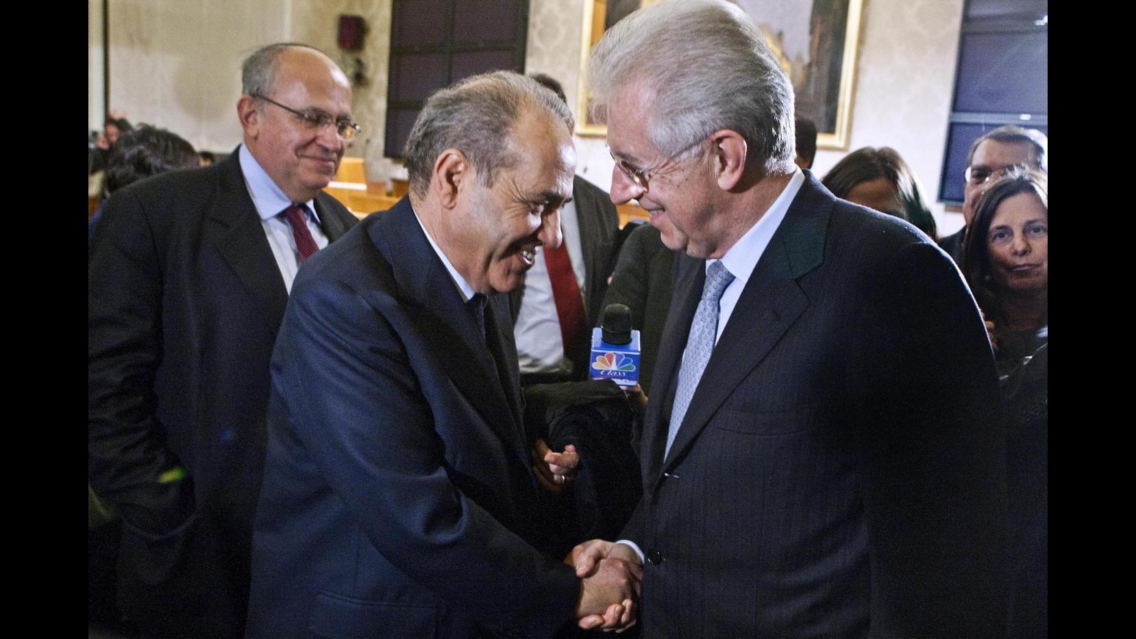 Monti in campo ‘coalizza’ Pdl, Idv e Lega. Bersani resta possibilista