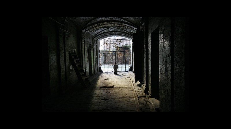 Hitler prega nel ghetto Varsavia, l’ultima provocazione di Cattelan
