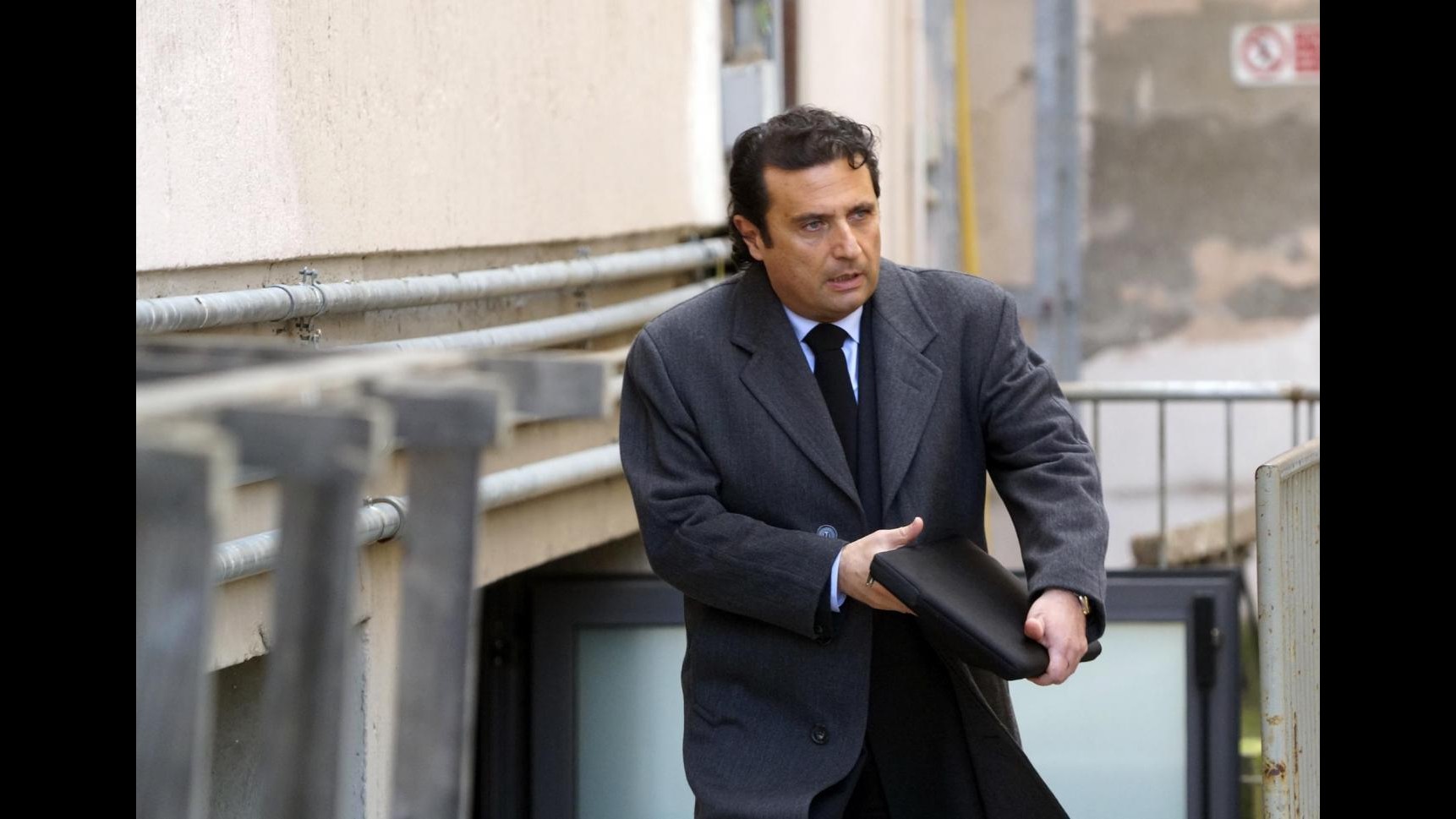 Costa Concordia, Schettino: Timoniere non si trova? Non può scomparire