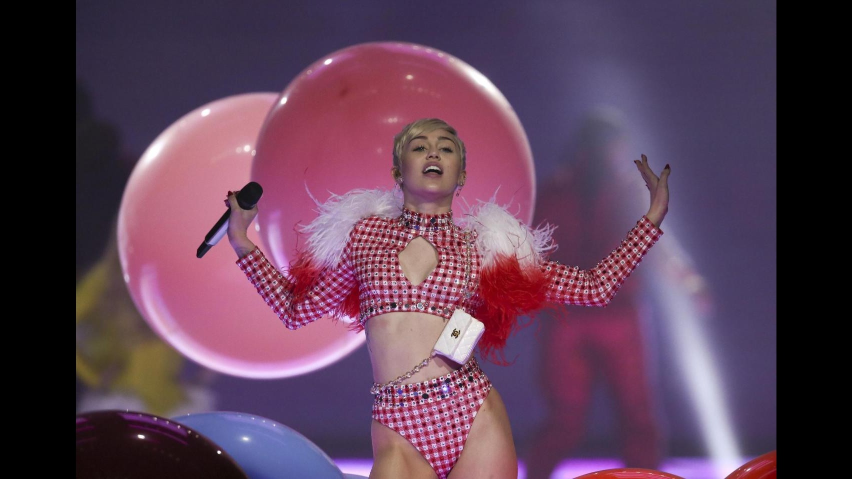 Fan di Miley Cyrus si introduce in camerino e lascia biglietto: arrestato