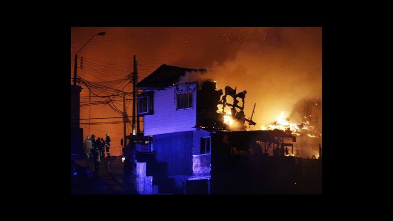 Cile, enorme incendio a Valparaiso: migliaia di evacuati