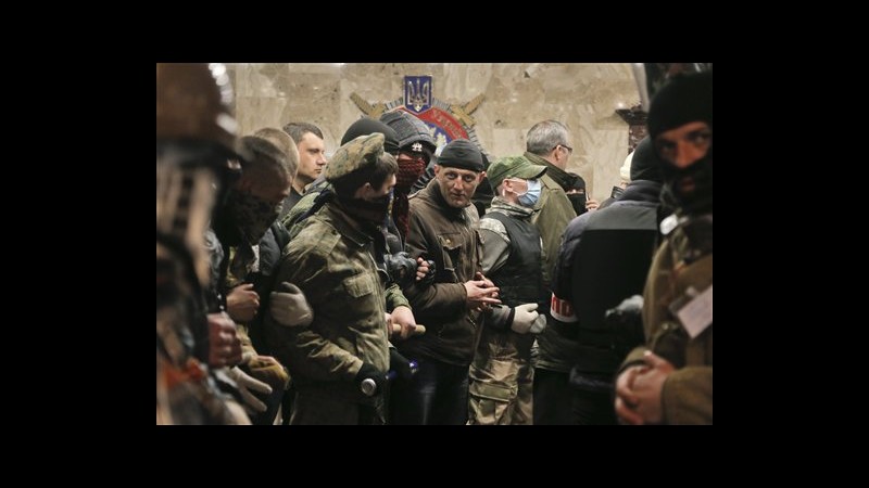 Ucraina, manifestanti occupano sede servizi sicurezza a Slovyansk