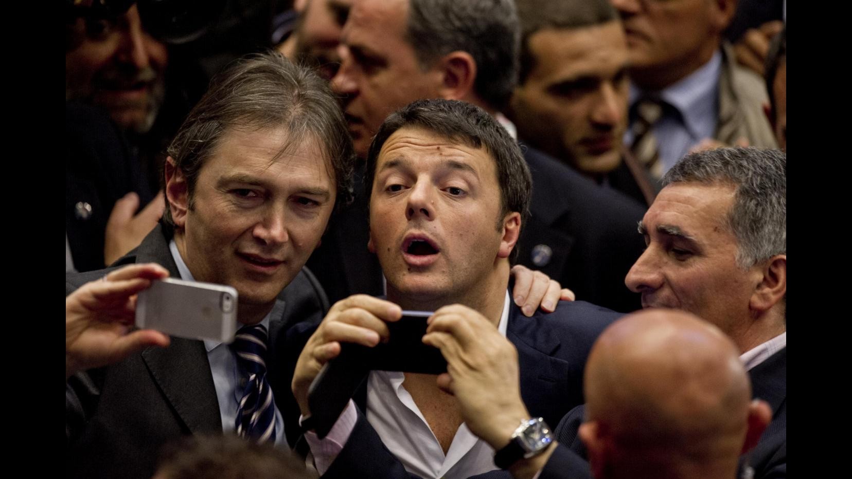 Campagna Pd al via con Renzi: tra selfie, giovani politici e vecchi militanti