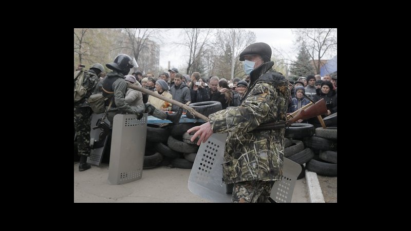 Ucraina, attacchi a sedi polizia e uffici nell’est. Sparatoria a Kramatorsk