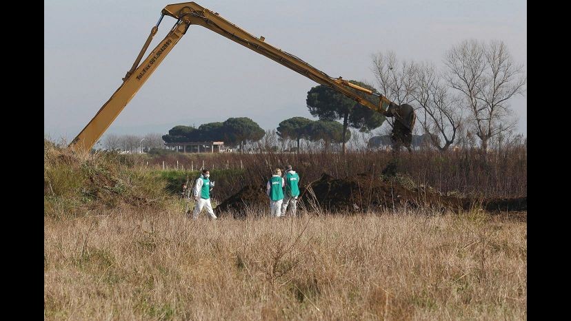 Rifiuti, 12mila tonnellate smaltite in aree agricole e protette: 14 arresti