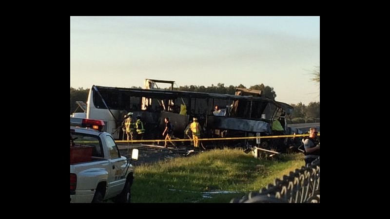Usa, schianto tra camion e bus studenti in California: 10 morti